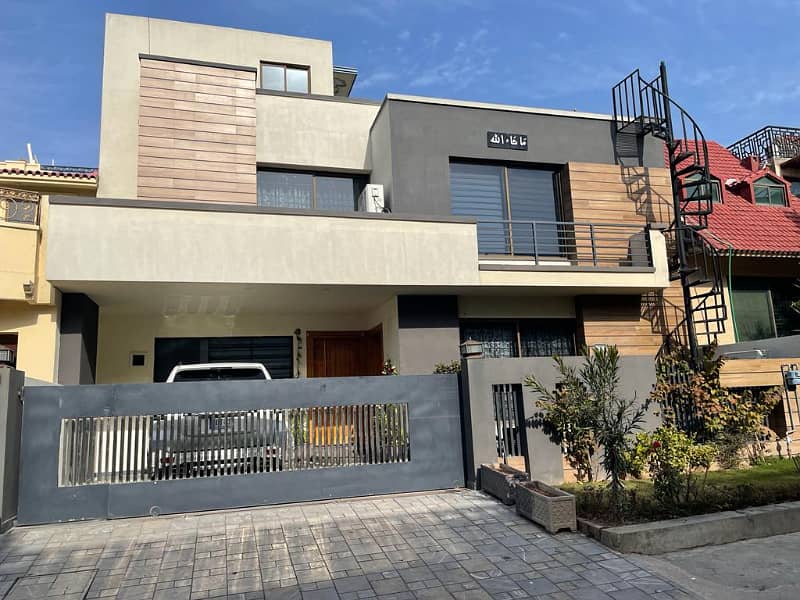 Luxury House Available For Sale in Multi 0