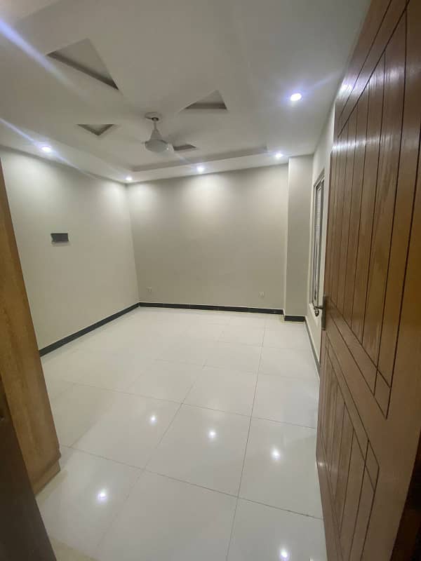 3 BED LUXURY UNFURNISHED APARTMENT AVAILABLE FOR RENT ON REASONABLE PRICE IN GULBERG GREEN ISLAMABAD 7