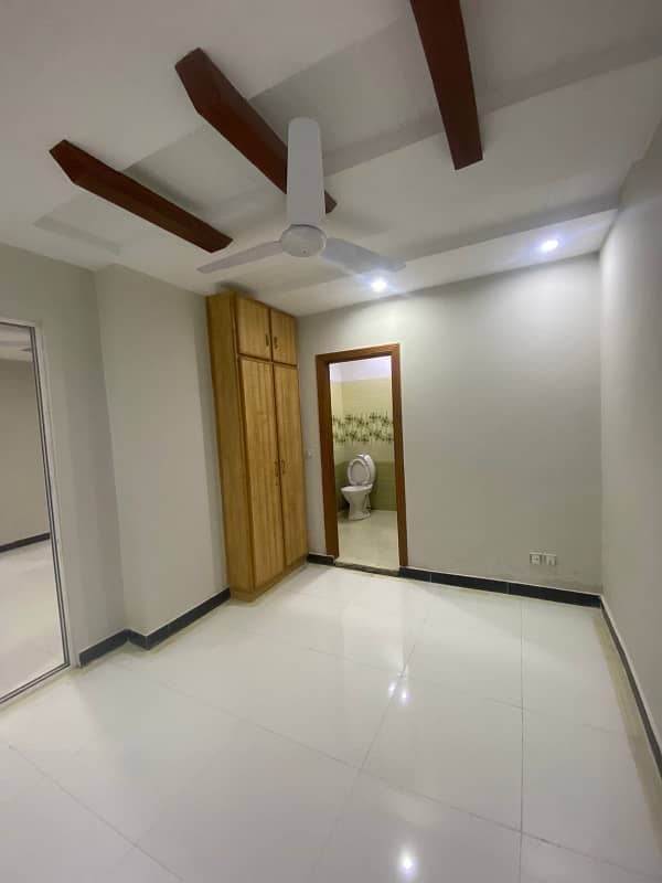 3 BED LUXURY UNFURNISHED APARTMENT AVAILABLE FOR RENT ON REASONABLE PRICE IN GULBERG GREEN ISLAMABAD 9