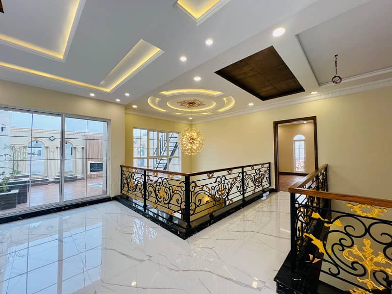 "Exquisite 1 Kanal House for Sale - Luxury Living Awaits!" 4