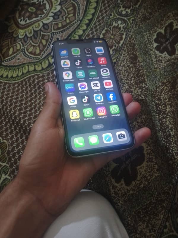 iPhone XS Max 64Gb White Colour Non PTA 3