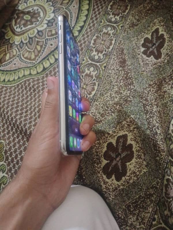 iPhone XS Max 64Gb White Colour Non PTA 7