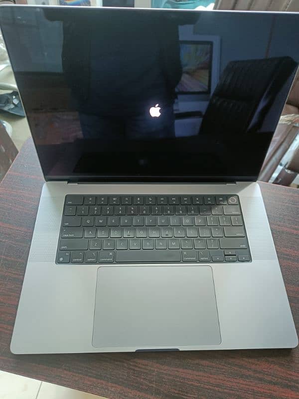 apple MacBook pro M1 16 inch,16 gb 512 SSD in good condition 3