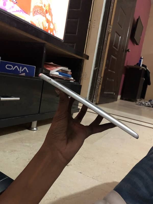 iPad mini 2 16 gb all ok screen scratch hai or password bhul gya main 3