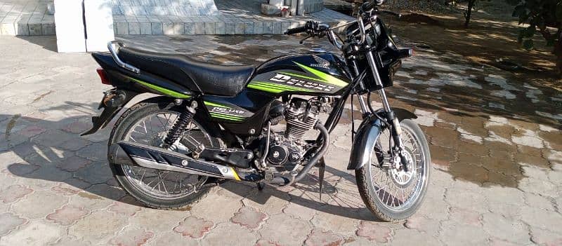 Ok bike hai lush condition me hai bilkul ok hai engine be saaf bike h 4