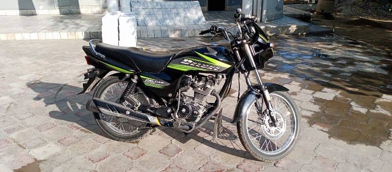 Ok bike hai lush condition me hai bilkul ok hai engine be saaf bike h 5