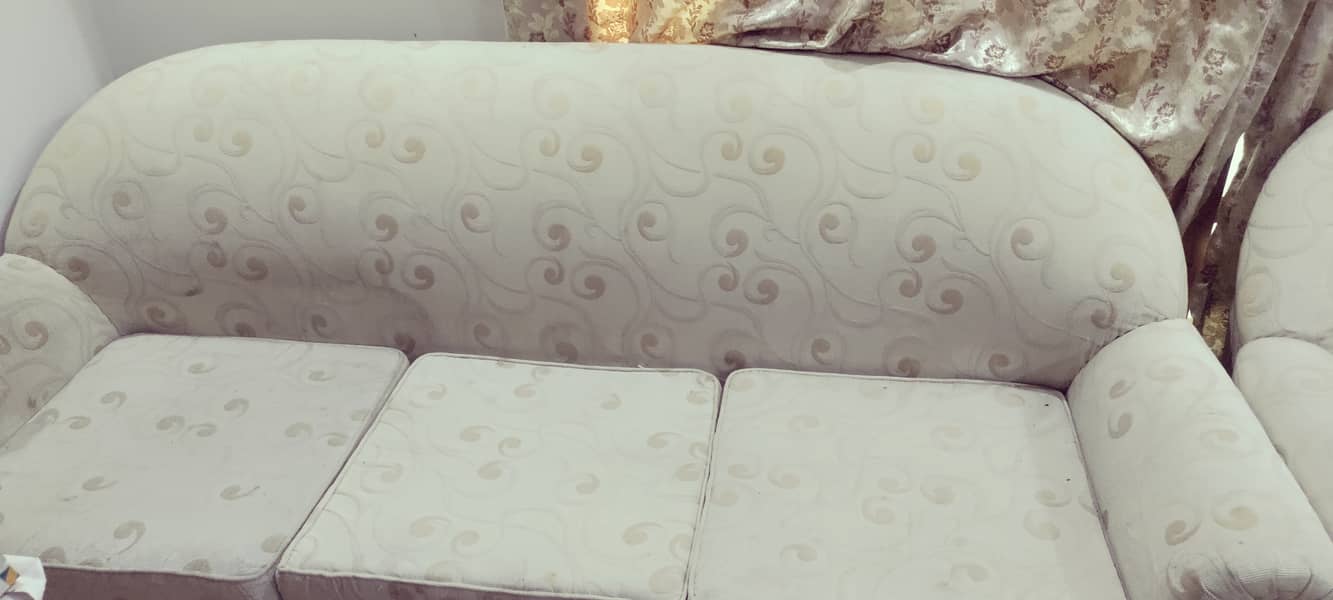 Whitish blonde sofa in good condition. (3+2+1+2) 0