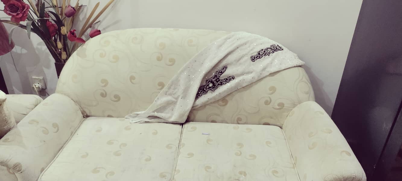 Whitish blonde sofa in good condition. (3+2+1+2) 1