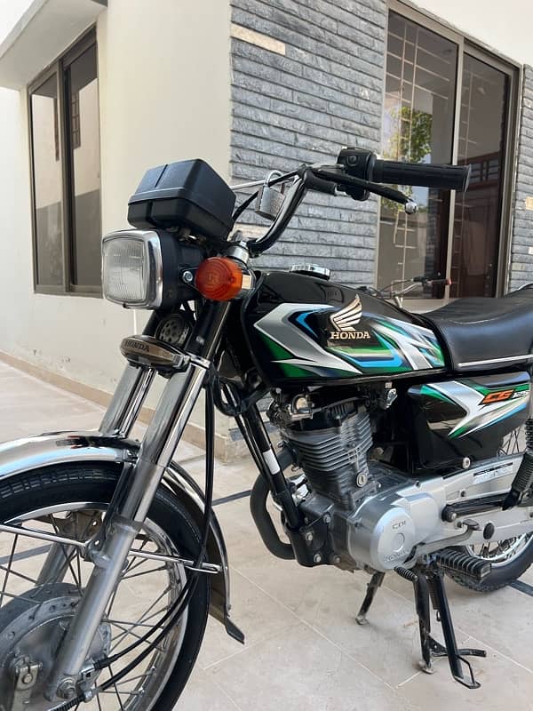 Honda 125 black colour  its look like a new condition 2023 3