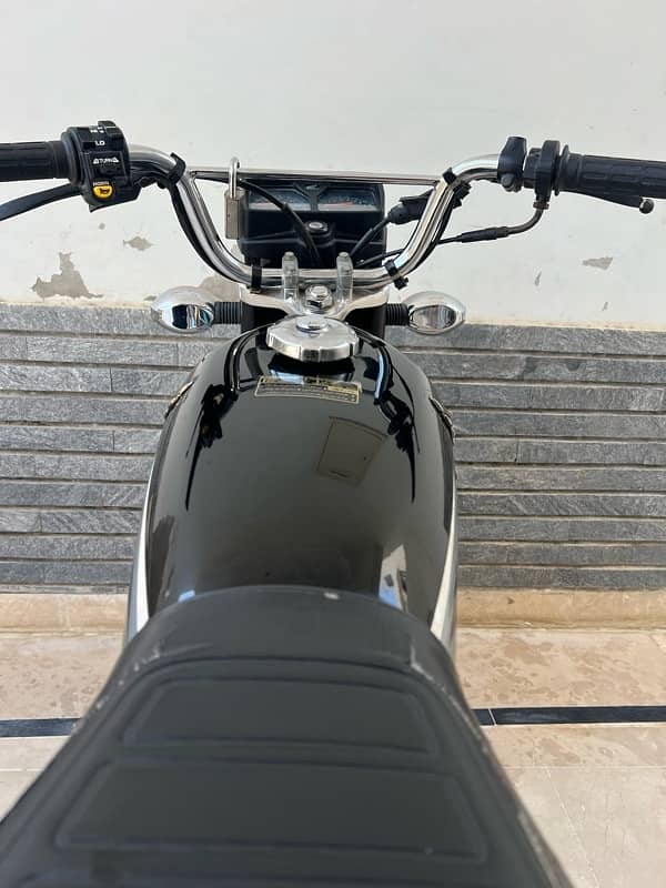 Honda 125 black colour  its look like a new condition 2023 4