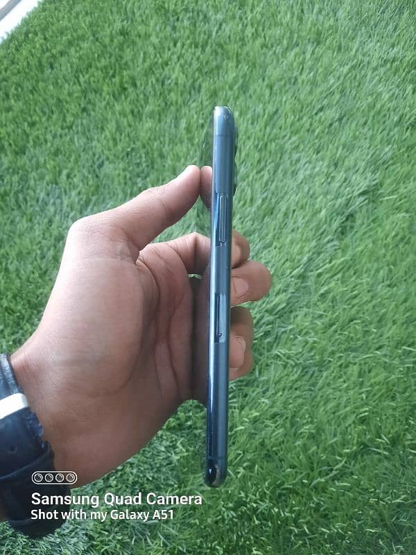 I am selling iphone 11 pro 64 gb 3