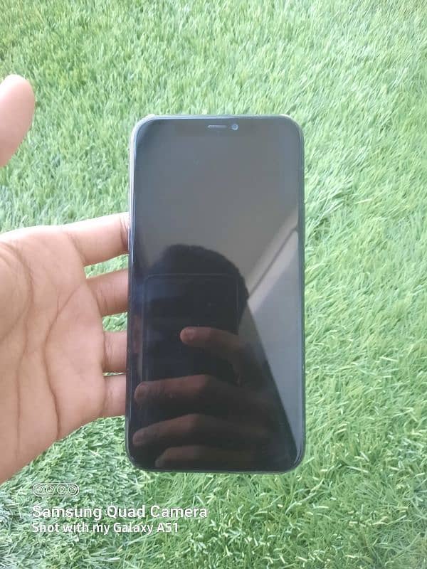 I am selling iphone 11 pro 64 gb 4