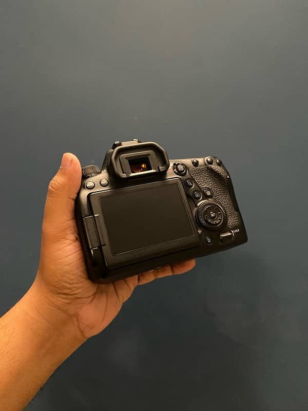 canon 6d mark ii 10/10 with box 0