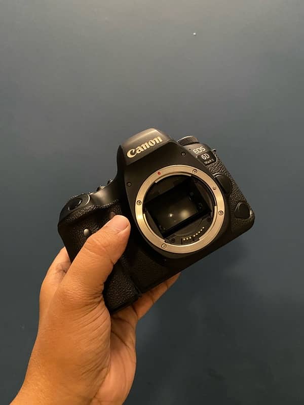 canon 6d mark ii 10/10 with box 7