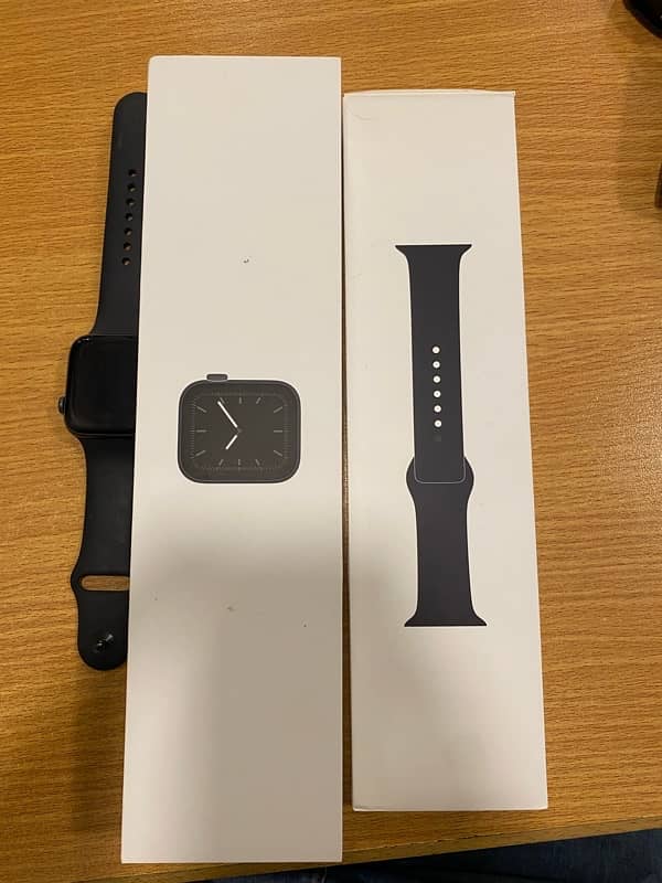 apple watch series 5 44mm with box  9/10 1