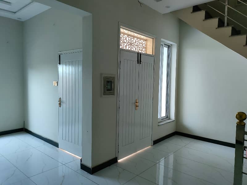 BEAUTIFUL ENGLISH HOUSE  3 MARLA FOR SALE 3 BED BATBATH  TV LAUNGH GERAUGE  3 KITCHEN TERISS 18