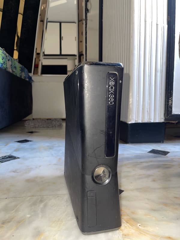 xbox 360 with two wire less controllers 10/10 1