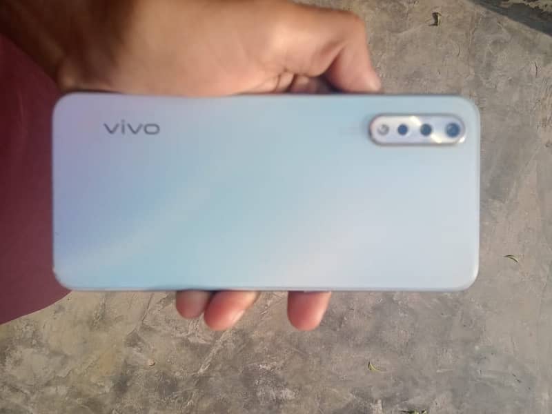 VIVO S1 4/128 with box and original charger 4