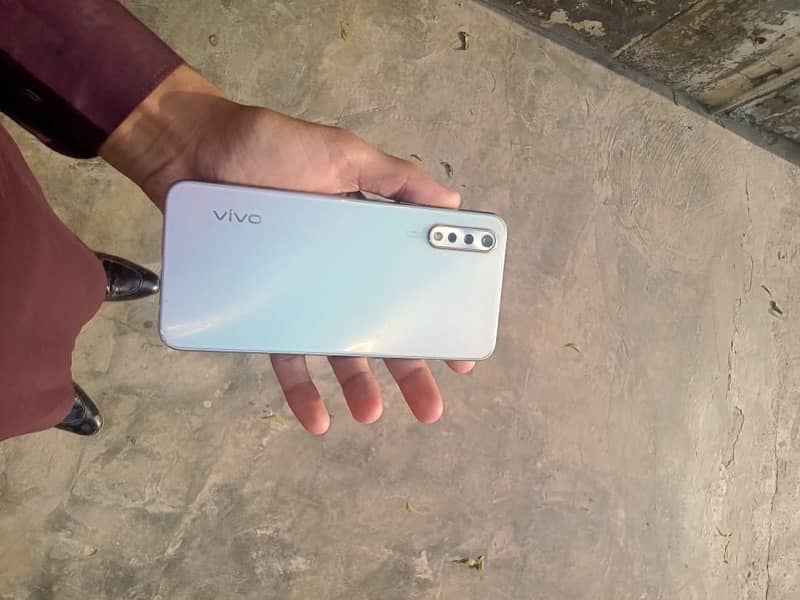 VIVO S1 4/128 with box and original charger 5