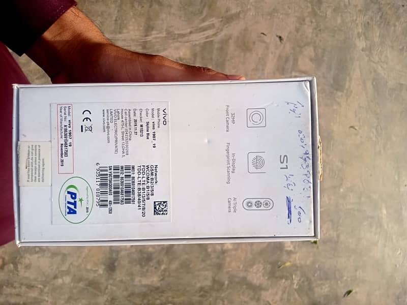 VIVO S1 4/128 with box and original charger 7