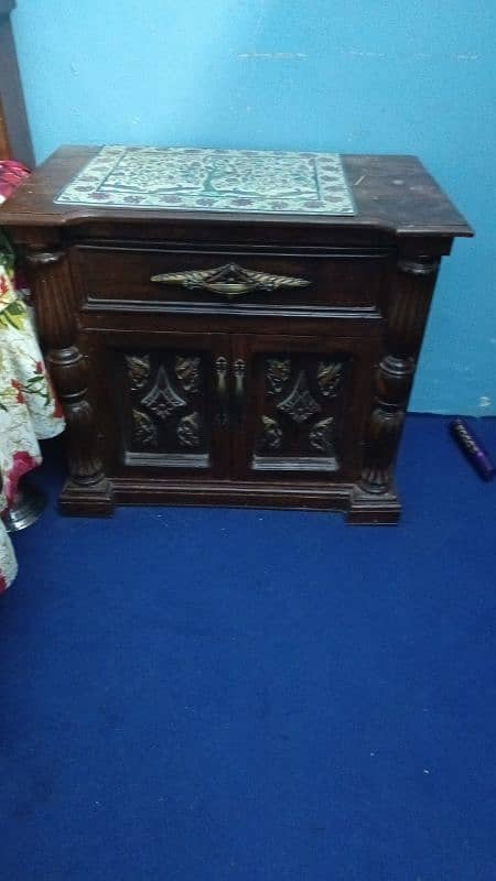 I sell out chanutea wood furniture to side table 1 large bed 6