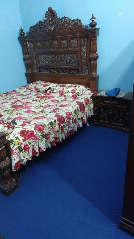 I sell out chanutea wood furniture to side table 1 large bed 7