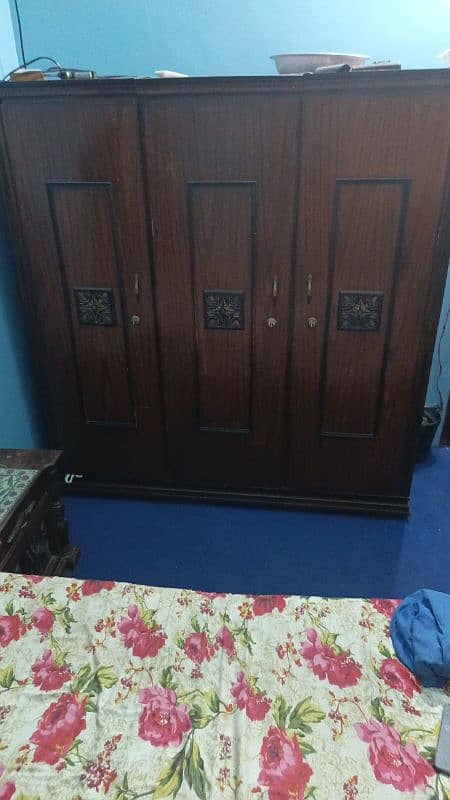 I sell out chanutea wood furniture to side table 1 large bed 9