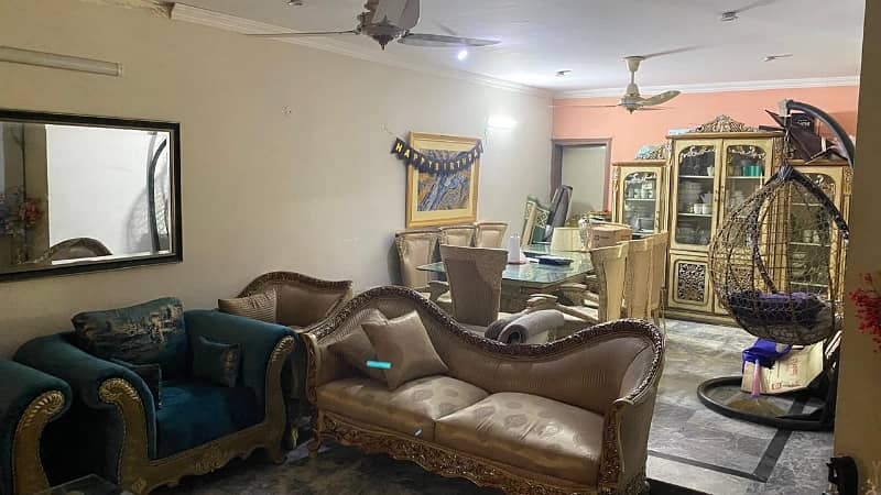 Investor's Rate 1 Kanal Old House for Sale in E Block Johar Town Lahore 2