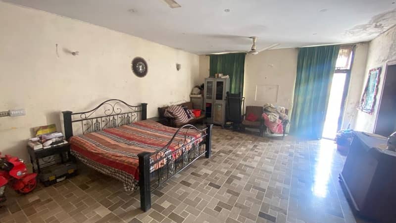 Investor's Rate 1 Kanal Old House for Sale in E Block Johar Town Lahore 7