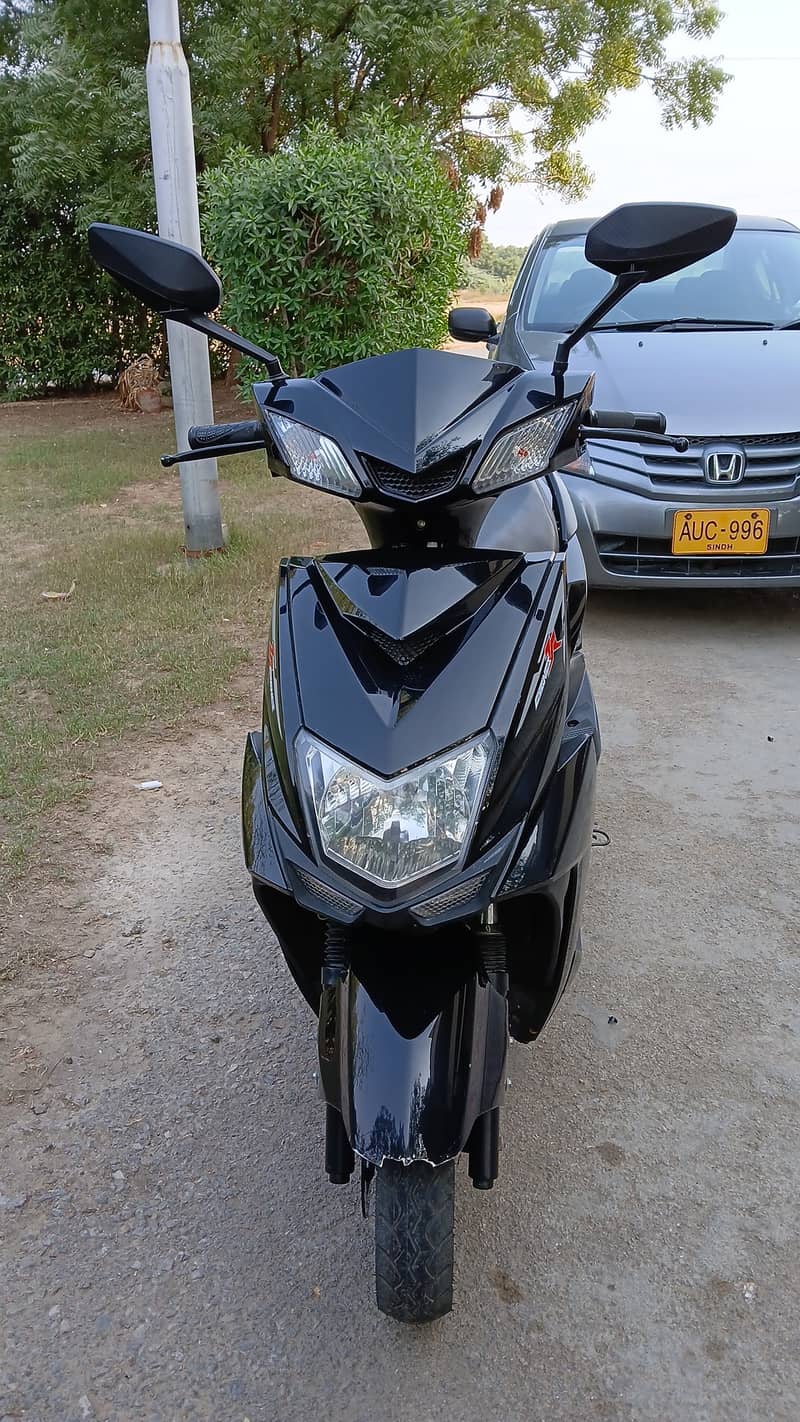 Black electric scooty with brand new batteries 0