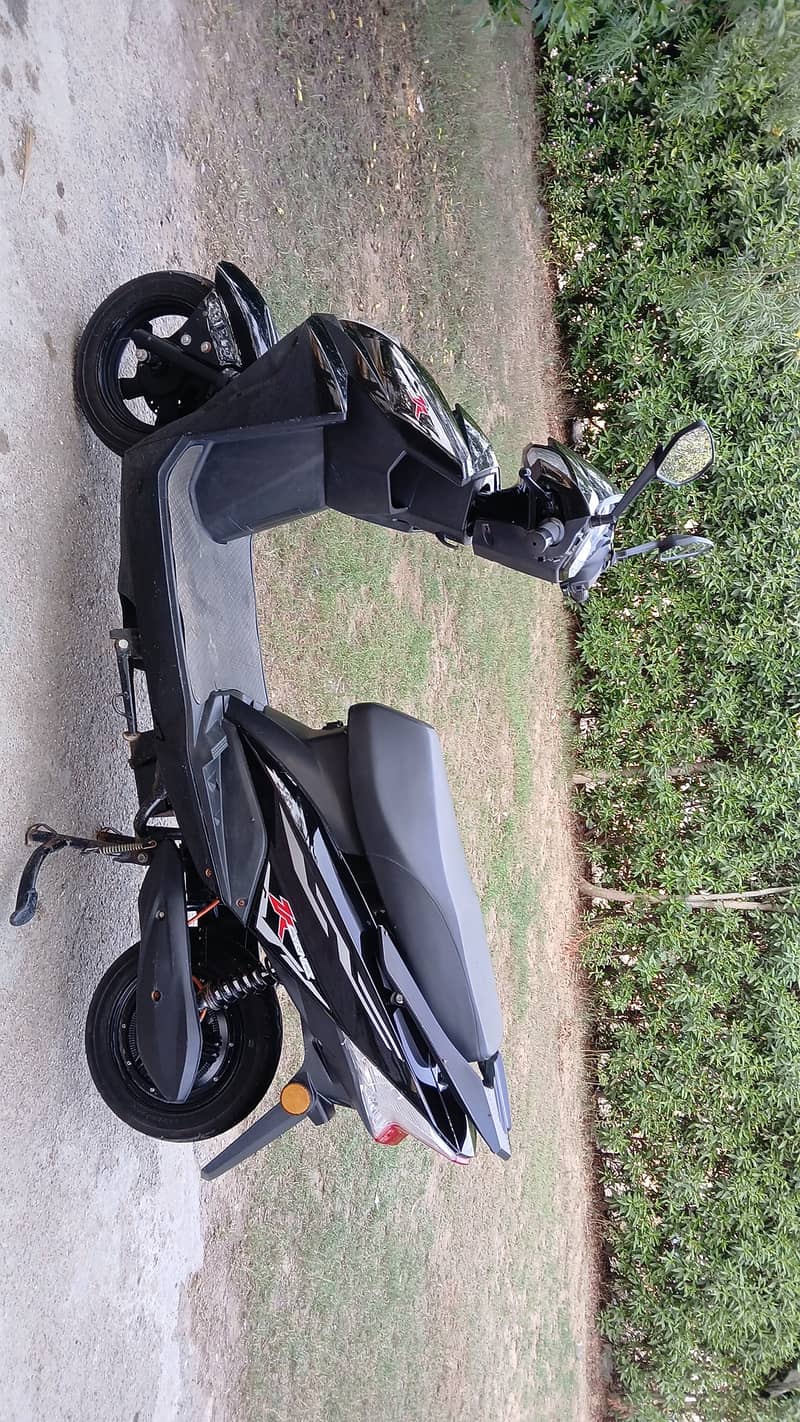 Black electric scooty with brand new batteries 2