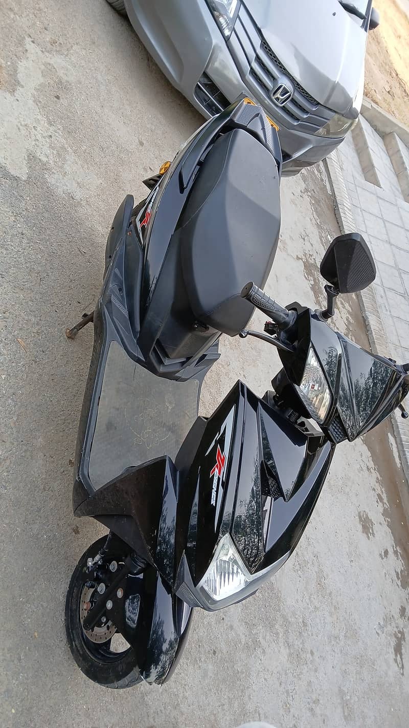 Black electric scooty with brand new batteries 3