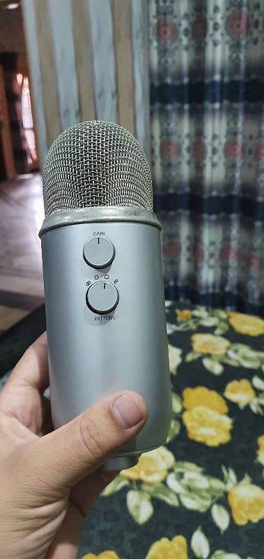 Blue Yeti Studio All In One Professional Recording System with STAND 2