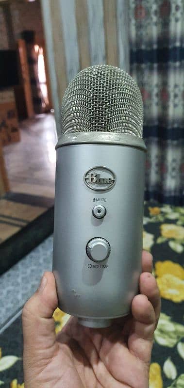 Blue Yeti Studio All In One Professional Recording System with STAND 6