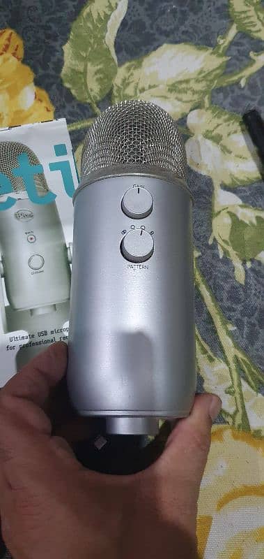 Blue Yeti Studio All In One Professional Recording System with STAND 8