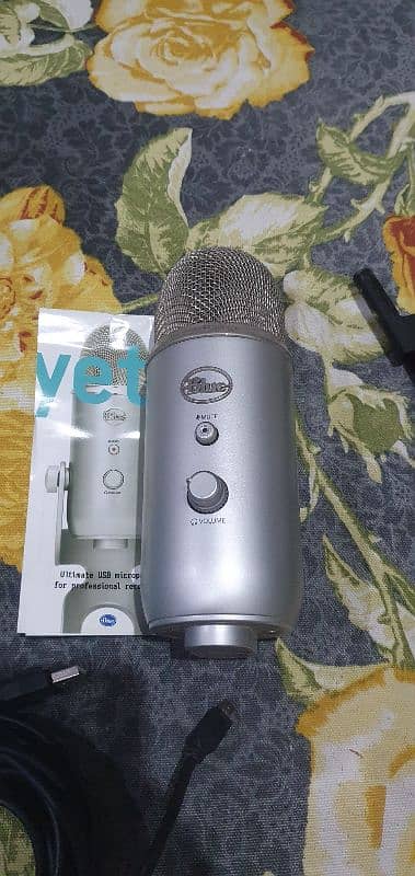 Blue Yeti Studio All In One Professional Recording System with STAND 9