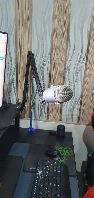 Blue Yeti Studio All In One Professional Recording System with STAND 19