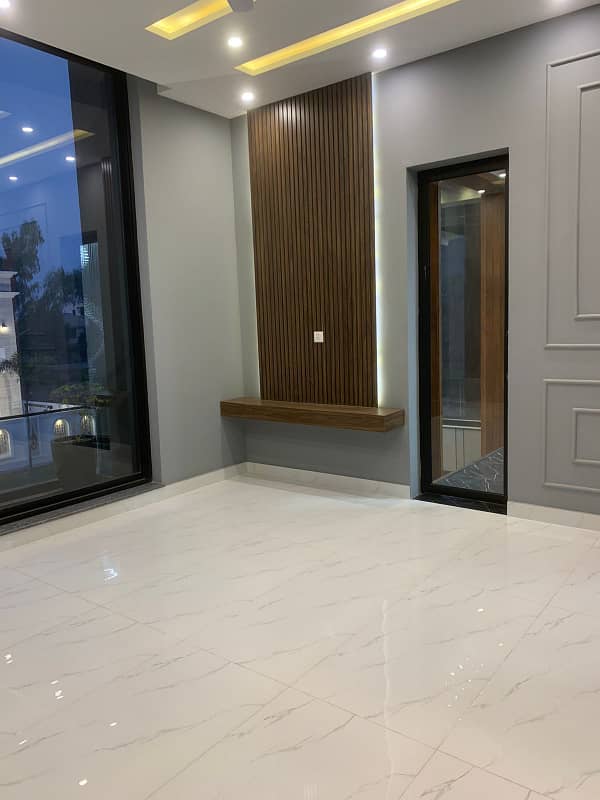 1 Kanal Brand New Luxury Modern Elevation Solid House Available For Sale In Bahria Town Lahore. 4