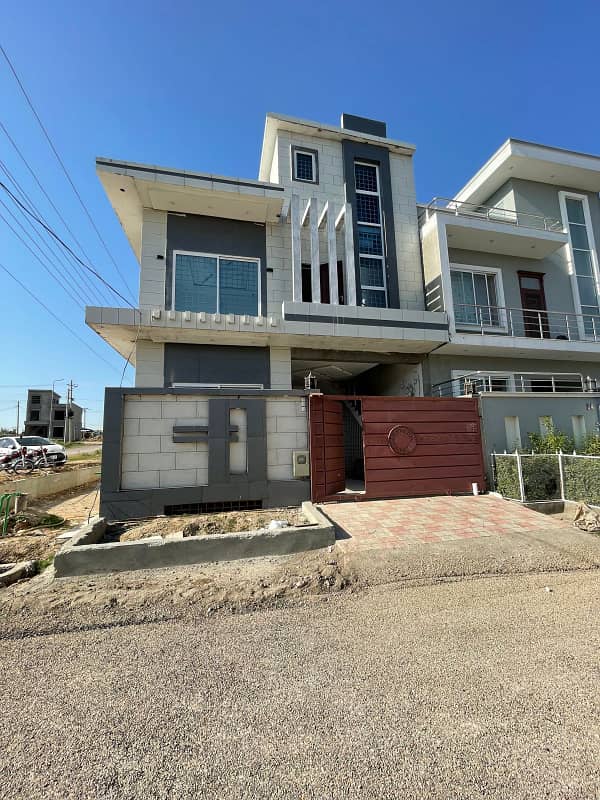 6.5 marla corner brand new house upper +momtey for rent 9