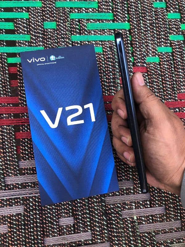 Vivo V21. New condition. Original Charger 0