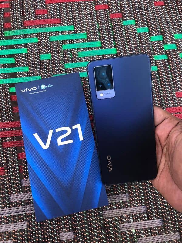 Vivo V21. New condition. Original Charger 1