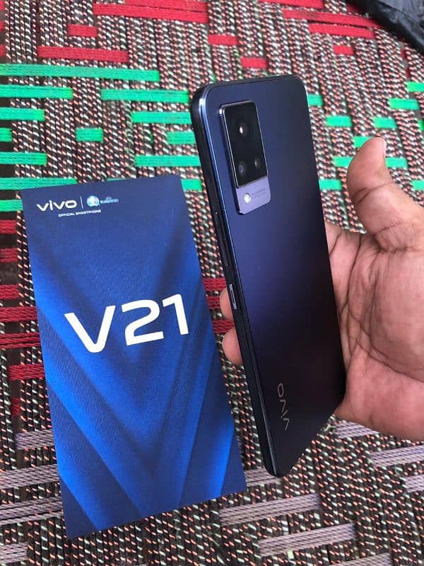 Vivo V21. New condition. Original Charger 2