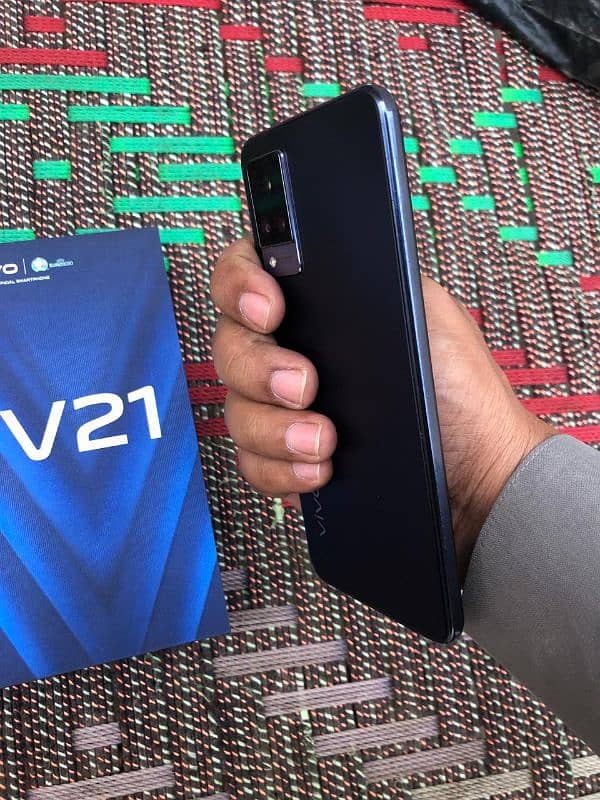 Vivo V21. New condition. Original Charger 3