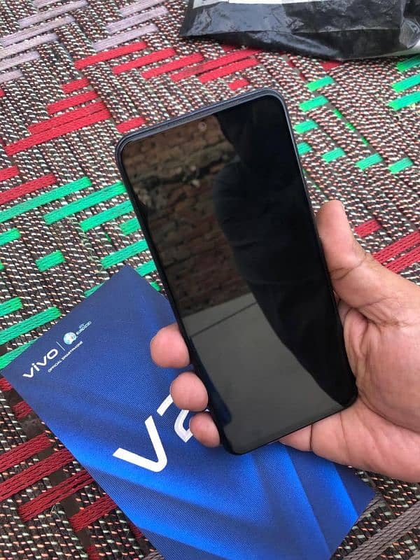 Vivo V21. New condition. Original Charger 6