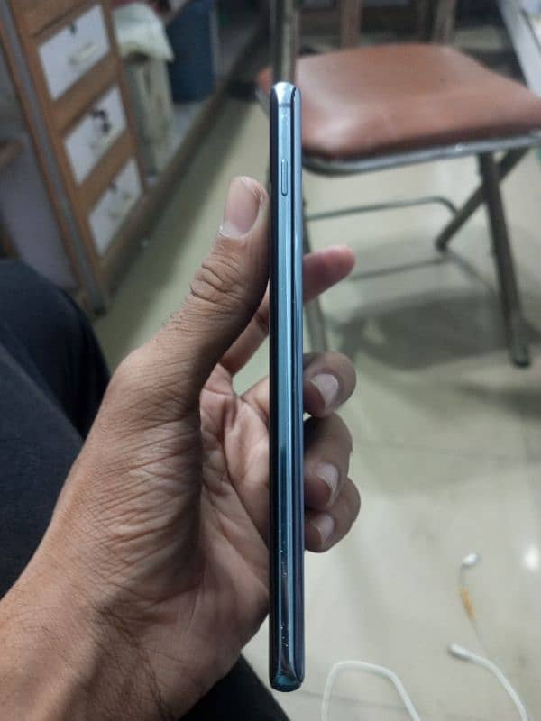 Samaung Galaxy S10 plus 4