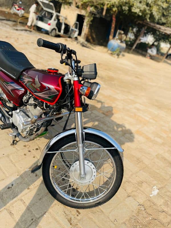 honda 125 condition lush ha all documents complete ha  9500km chala ha 3