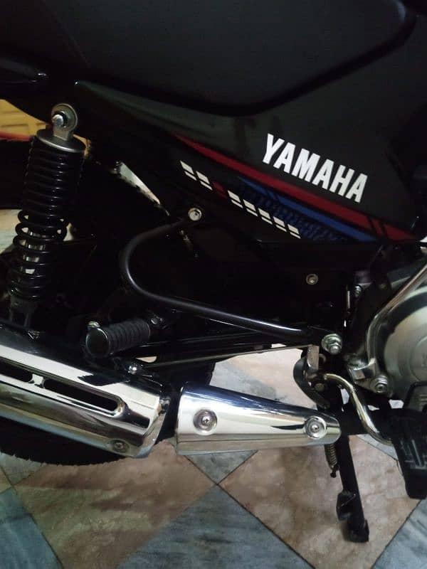 Yamaha YBR_G  Black Edition . 4