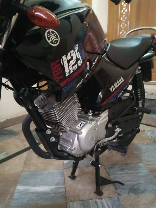 Yamaha YBR_G  Black Edition . 9