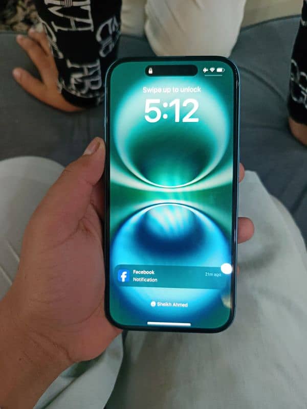 IPhone 16 green 2