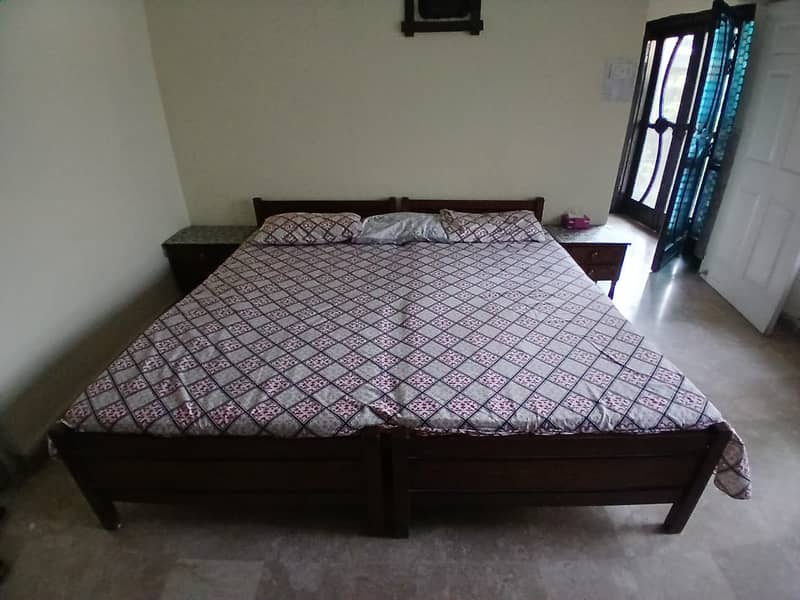 2 single beds with side table 0